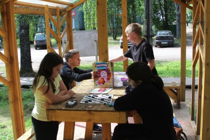 Летом подростки работают в Карпогорской детской библиотеке