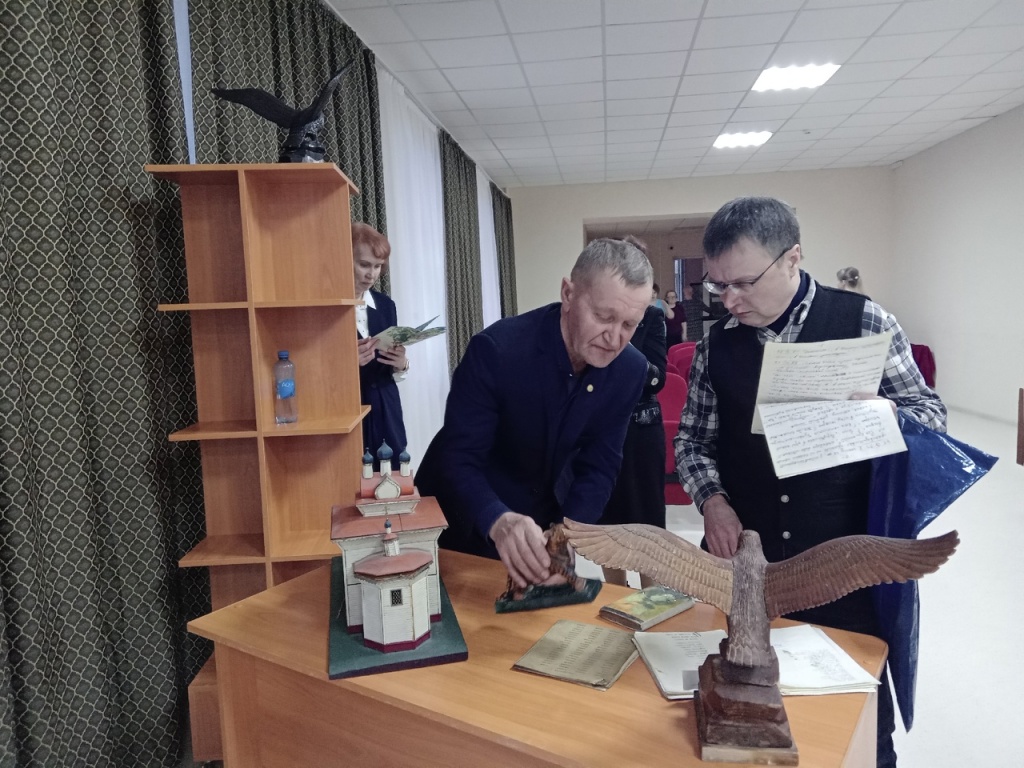 Егор Николаевич и Владимир Афанасьевич рассматривают экспозицию